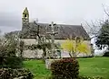 Chapelle Notre-Dame-de-Tréavrec et son calvaire, vue d'ensemble.