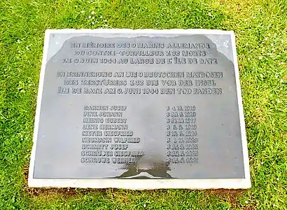 Plaque commémorative en la mémoire de neuf marins allemands péris noyés lors du naufrage du contre-torpilleur Z 32 le 9 juin 1944 au large de l'Île de Batz.