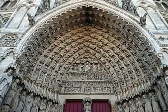 Le portail du Jugement dernier au centre de la façade occidentale, tympan et voussures.