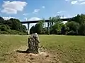 Le menhir devant la LGV Bretagne-Pays de la Loire.