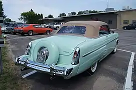 Cabriolet de 1953. La roue de secours "Continental kit" et l'extension de pare-choc proviennent d'un accessoiriste.