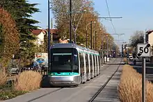 Un Translohr de la ligne 6 en Île-de-France en essais près de la station Hôpital Béclère.