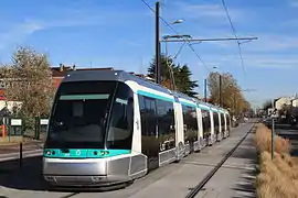 Un tramway en essais près de la station Hôpital Béclère.