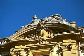 Détail en façade du château de Moncel.