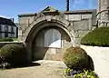 Le monument aux morts, situé dans le mur de l'enclos paroissial.