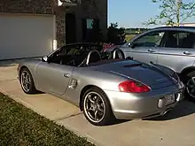 Photo d'une Boxster 550 Spyder grise vu de 3/4 arrière