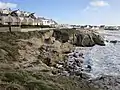 Falaises et immeubles de bord de mer juste à l'ouest de Kerroc'h.