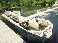 La passe à poissons de l'écluse de Pennarpont (écluse n° 232 du canal de Nantes à Brest) à Châteaulin (France).