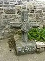 Croix ancienne dans le placître de la chapelle de Lochrist