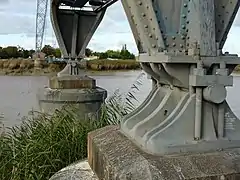 Piles de fondations du pont en maçonnerie avec les articulations situées en bas des piles métalliques .