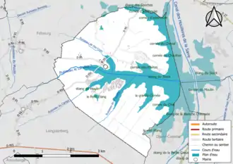 Carte en couleur présentant le réseau hydrographique de la commune