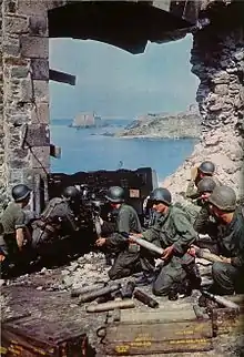 Des soldats américains tirant avec un canon M1 sur un blockhaus de l'île du Grand Bé tenu par la Wehrmacht, 1944.