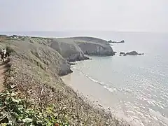 La pointe de Pen ar Vir vue depuis le GR 34 au niveau des falaises dominant la plage de Trez Bihan.