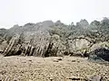 Falaises de l'enclave d'Argol : roches redressées à la verticale 2.