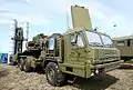 Un véhicule lance-missile S-400 russe en position de tir pendant une exposition.