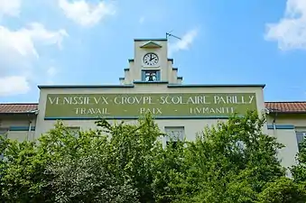 La façade du groupe scolaire de Parilly et son étonnante devise républicaine