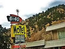 Affichage publicitaire pour un motel à l'est Idaho Springs (Colorado).