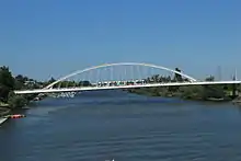 Le pont Confluences vu de profil depuis le pont de la Haute-Chaîne.