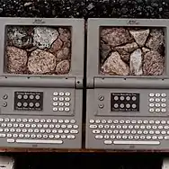 Détail des 60 AlexTels (vidéotex) remplis de pierres.