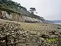 La grève et les falaises de l'enclave d'Argol : vue vers l'ouest depuis les environs de la route de Lomergat qui en permet l'accès.