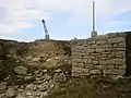 Vestiges d'exploitation goémonière (murets de pierre et mât de levage encore debout) au sud de Kernod (site du Lennac'h).