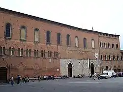 À gauche, vers la façade de Santa Maria della Scala.