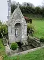 La fontaine de dévotion près de la chapelle Saint-Nicodème.