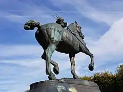 Vue arrière droite, en contre-plongée.