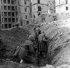 Décembre 1942, dans une tranchée au milieu des ruines.
