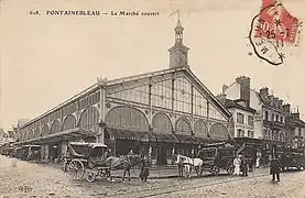 La halle métallique du marché vue depuis la rue Grande, vers 1911.