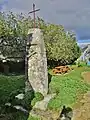 Tréguennec : menhir christianisé près de la chapelle Saint-Alor.