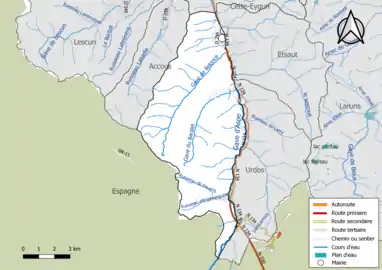 Carte en couleur présentant le réseau hydrographique de la commune