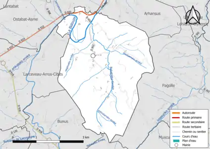 Carte en couleur présentant le réseau hydrographique de la commune