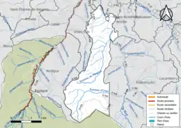 Carte en couleur présentant le réseau hydrographique de la commune