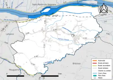 Carte en couleur présentant le réseau hydrographique de la commune