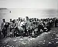 Prisonniers de guerre venant de débarquer à l'Île Longue pendant la Première Guerre mondiale.