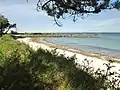 La plage de Pouldohan et le port de Pors Breign.