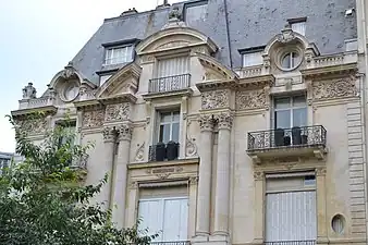 Nos 66-68 : hôtel particulier néo-Renaissance (1883).