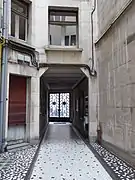 Le passage de la cour intérieure.