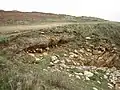 Le GR 34 et falaise avec plage suspendue attaquée par l'érosion entre Pors Tarz et l'Anse du Cabestan (photographie du 14 janvier 2019).