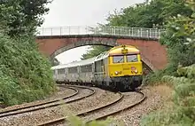 En tête d'un train Intercités Bordeaux-Nantes, la BB 67407 approche de La Roche-sur-Yon