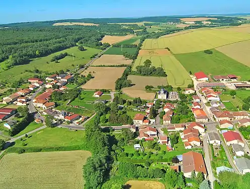 Village actuel, établi de part et d'autre de la Creuë