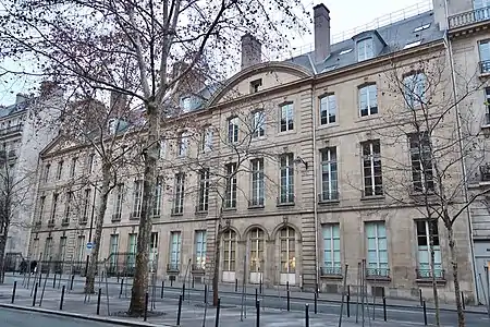 Facade sur le boulevard Raspail.