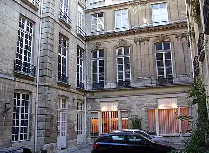 La cour intérieure.