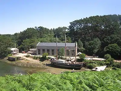 L'ancien Bel Espoir II devant le bâtiment du chantier naval de l'Enfer.