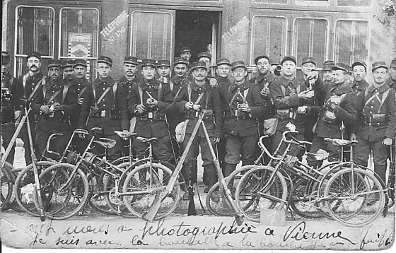 Photo noir et blanc d'un groupe de militaires cyclistes.