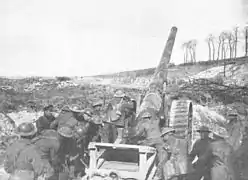 Canon britannique en action derrière un rideau de craie, près d'Hédauville, 26 mars 1918, pendant l'Offensive du Printemps.