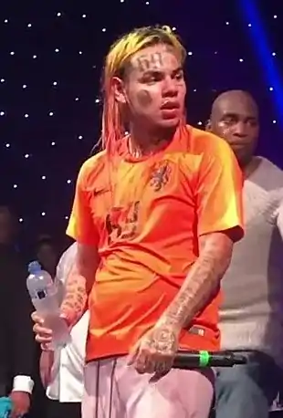 Description de l'image 6ix9ine_June_2018_side_(cropped_x2).jpg.