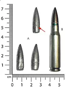 3 balles chemisées 7,62 × 51 mm Otan (à côté d'une balle traçante non tirée), portant des marques de tir.