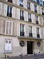 Vue du n°7, le bâtiment sur rue et l'entrée remaniée par Robert Mallet-Stevens.